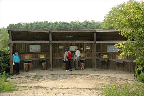 저수지지구의 양쪽으로 설치되어있는 조류관찰대. 물새들은 사람을 상당히 꺼리기 때문에 이와 같은 시설은 새에게도, 관찰하고자 하는 사람에게도 도움이 된다. 